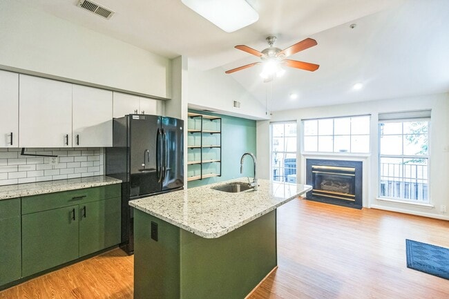 Building Photo - Bright & Spacious 3BR Townhome with Garage...