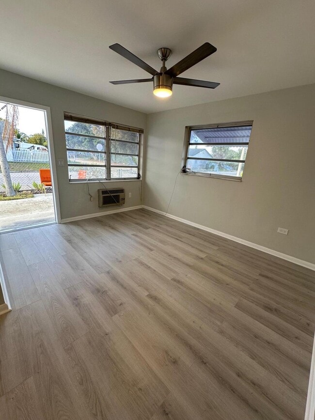 Building Photo - 932 S B St