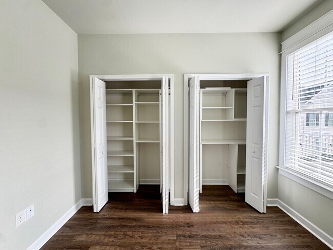 Building Photo - ELITE Townhome on Market Common! Move in ready! Make it YOURS for the Holidays!