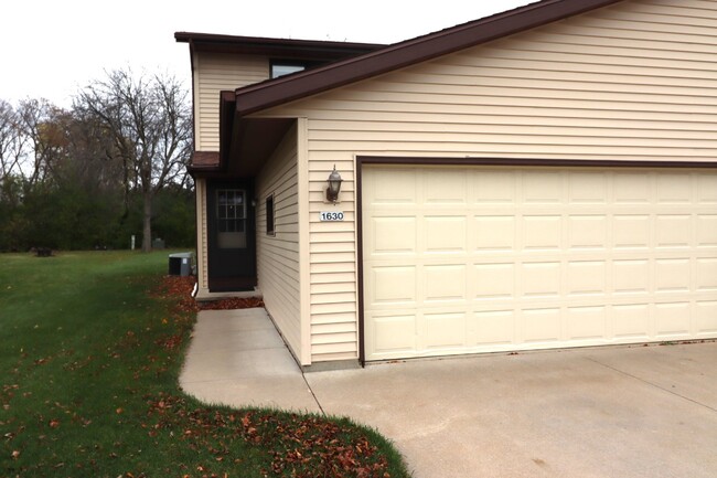 Building Photo - "Charming 3-Bed Duplex