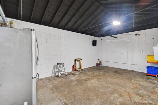 Building Photo - 236 Greymon Dr