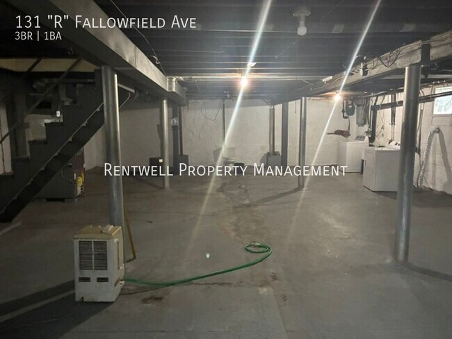 Building Photo - 131 Fallowfield Ave