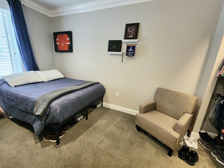 Building Photo - 8 Andrew Pl