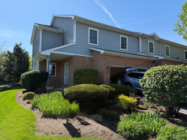 Building Photo - Grey Stone 3-Bedroom Townhome