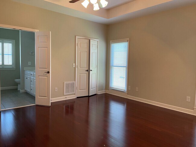 Building Photo - 215 Stoners Glen Ct