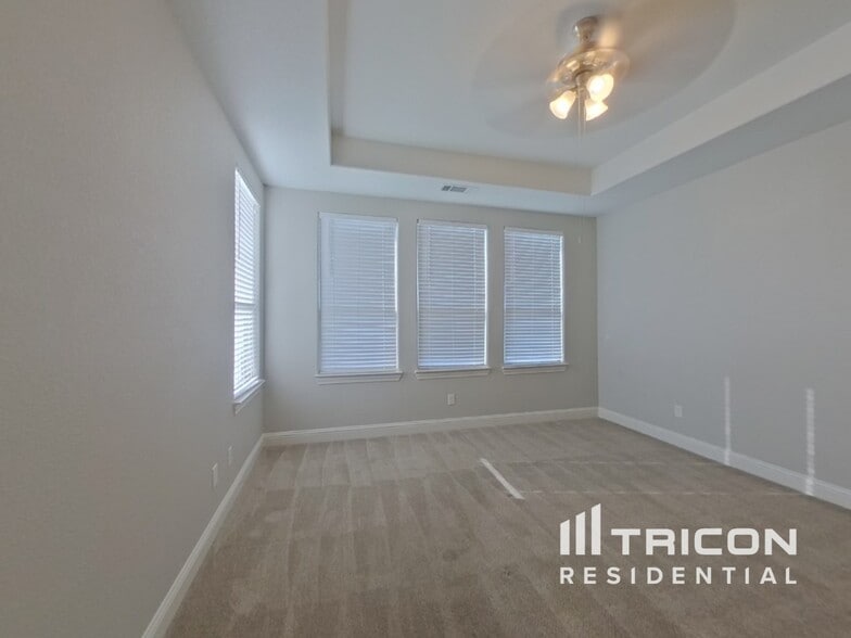Building Photo - 11344 Live Oak Creek Dr