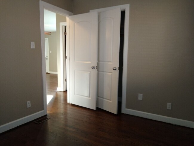 Building Photo - Mountain View 2 Bedroom 1 Bath Duplex on a Hill