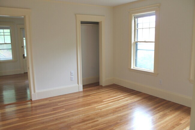 Building Photo - 6 Pleasant St