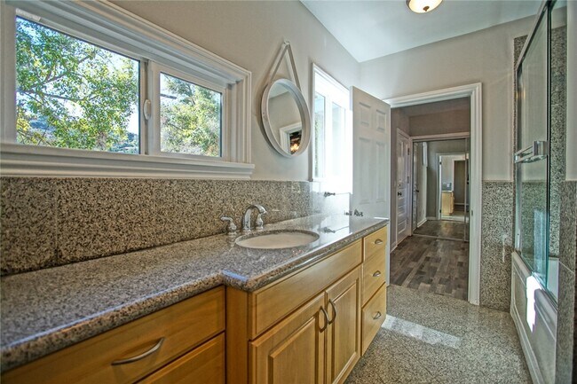 Building Photo - 3915 Fredonia Dr