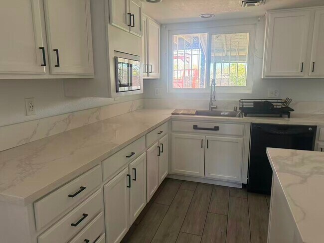 Building Photo - 1662 Shadow Mountain Pl