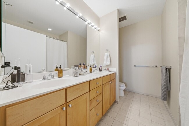 Building Photo - 720 N Larrabee St