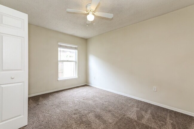 Building Photo - 12744 Ashbrook Cir W