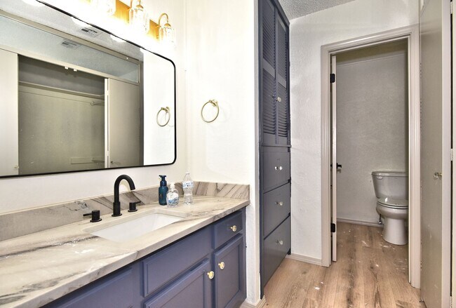 Building Photo - Updated 2 bed, 2 bath townhouse with 1,788...