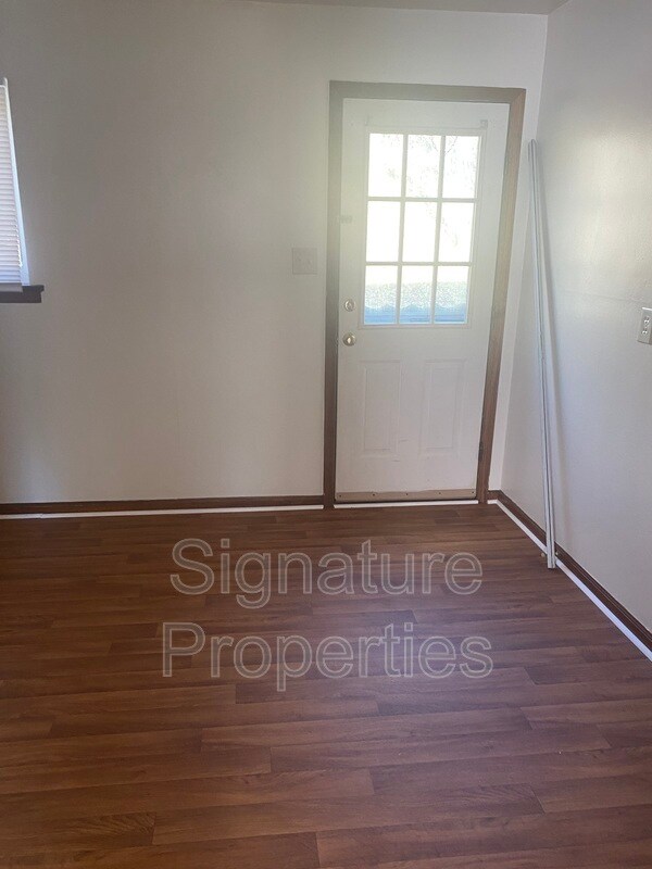 Building Photo - 827 Kerns Ave SW