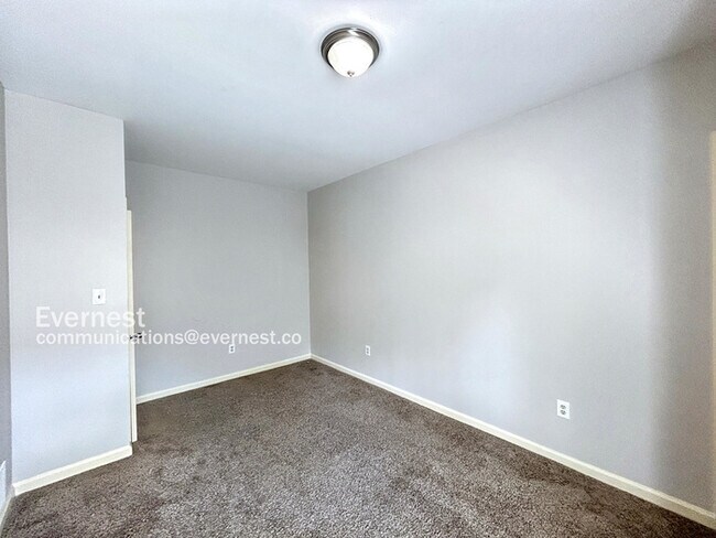 Building Photo - 692 Walnut Valley Ln