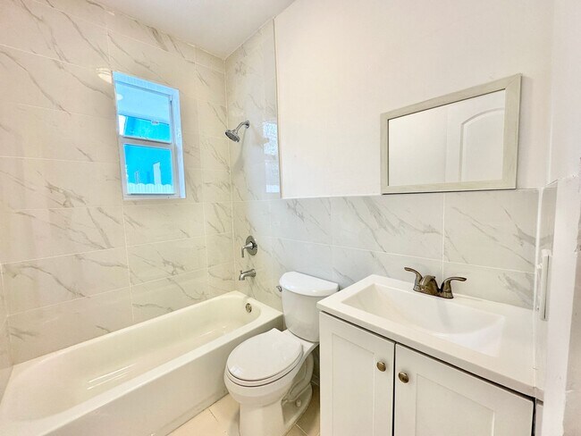 Building Photo - Freshly remodelled 2bed/1bath in a duplex ...