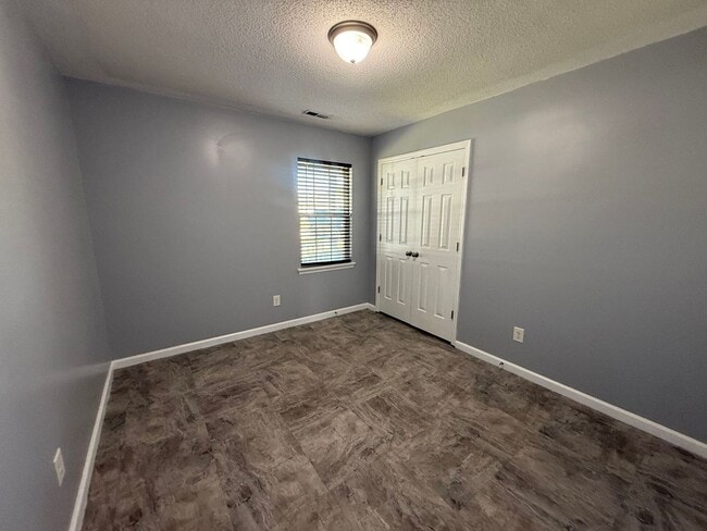 Building Photo - 3 bedroom, 2 bath House