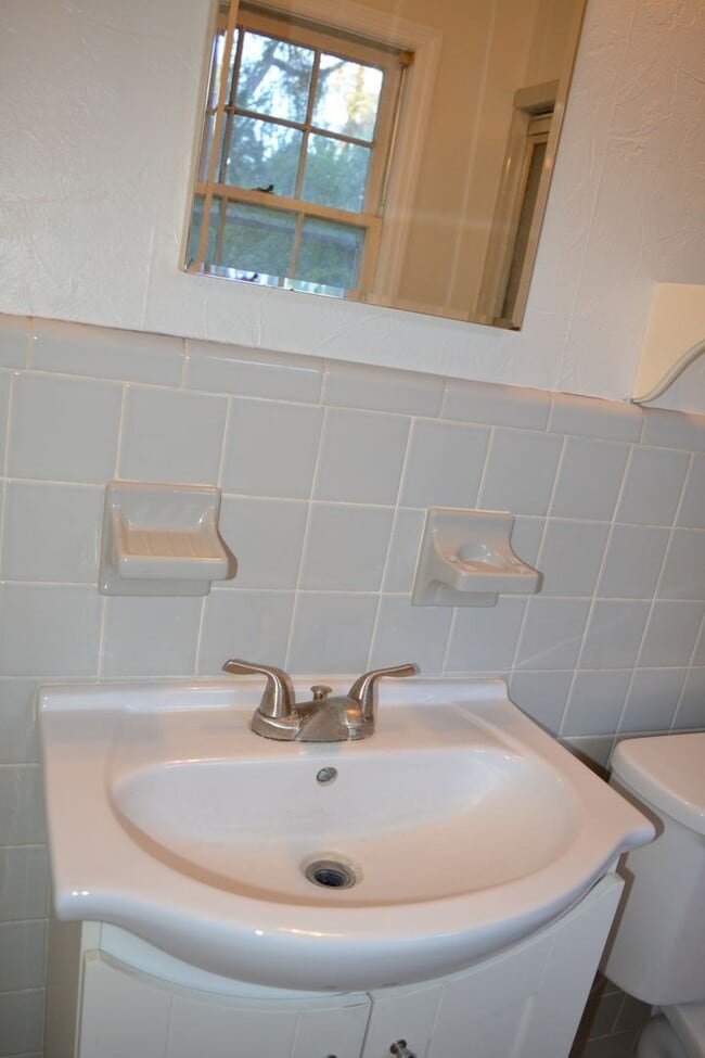 Building Photo - 222 Mary St