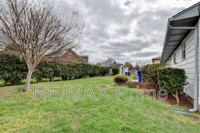 Building Photo - 609 Birch Dr