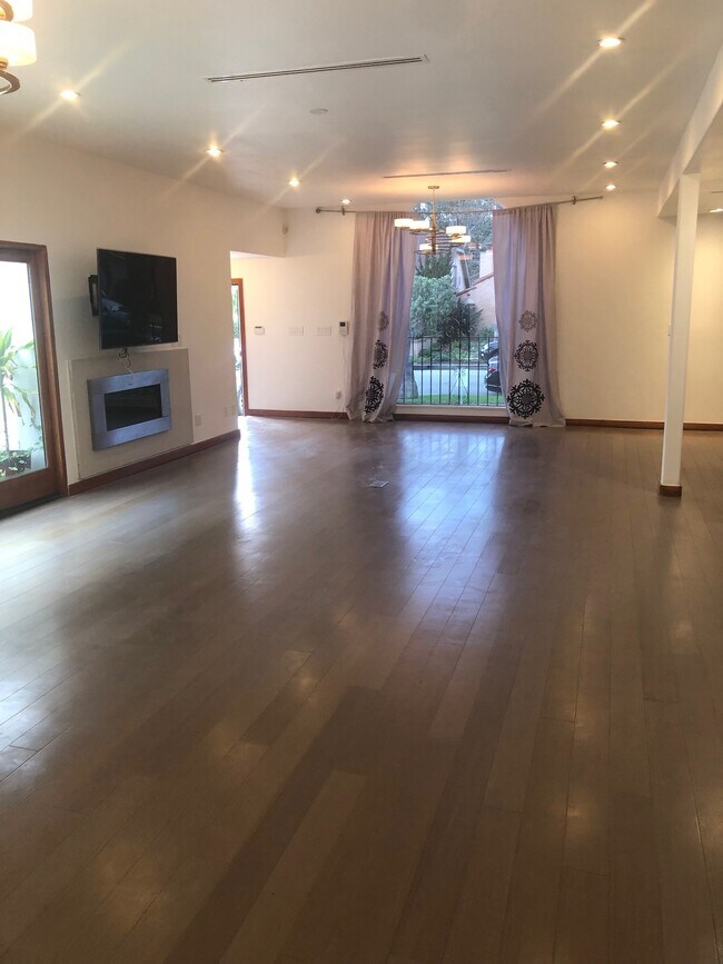 Building Photo - 128 S Carson Rd