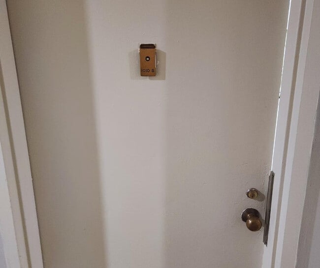 Building Photo - 1600 S Eads St