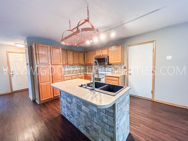 Building Photo - 3 Bedroom, 2.5 Bathroom in Waukee