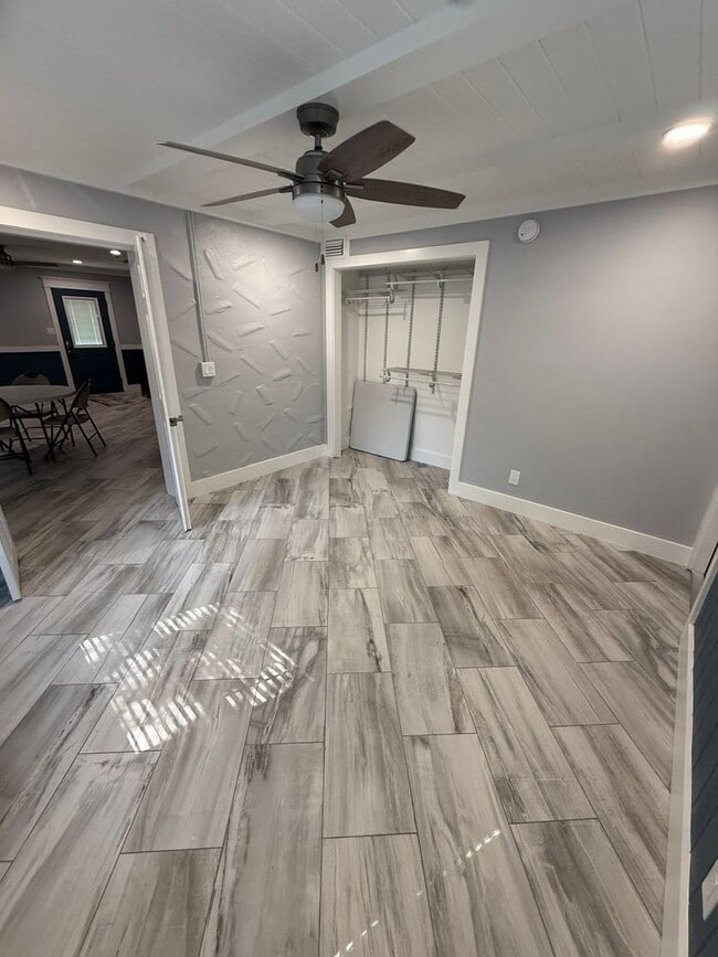 Building Photo - 4 bedroom 1 bath house with a large fenced...