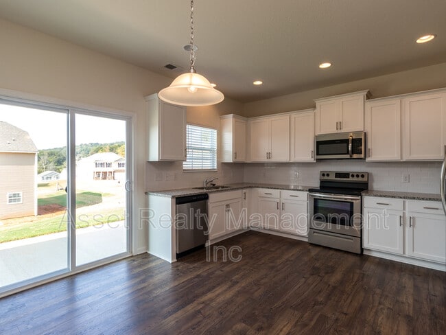 Building Photo - 4831 Birchcrest Ln