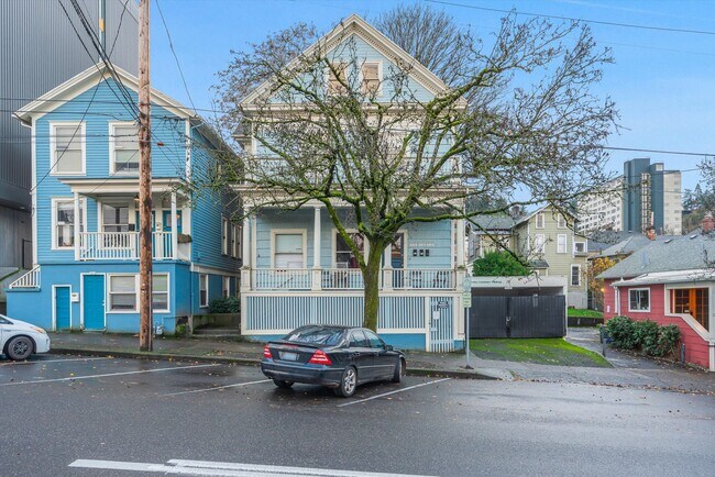 Building Photo - Cozy Studio Available Today in Goose Hollow!