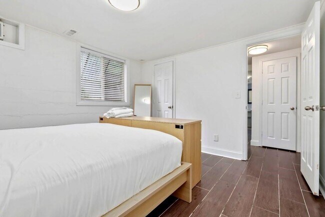 Building Photo - 677 Holmes St NW