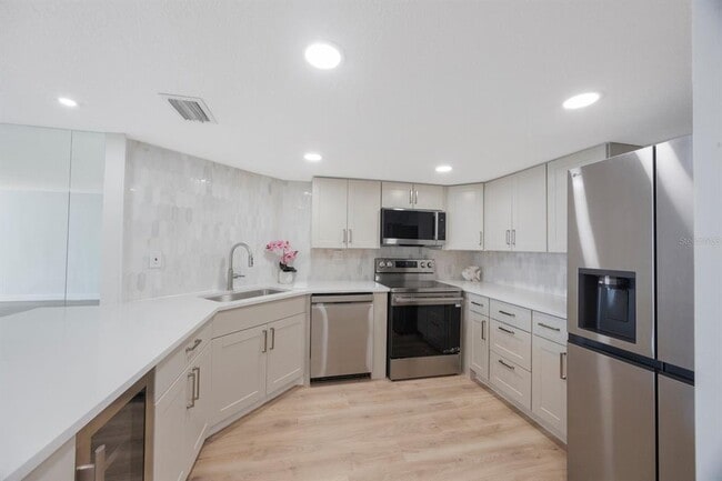 Building Photo - 7400 Sun Island Dr S