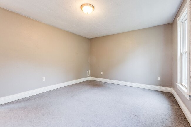 Building Photo - Available MAY 2026  - Private 2 Bedroom Home w/ Large Deck!