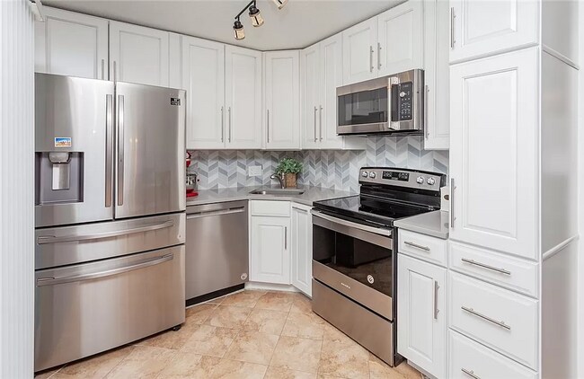 Building Photo - LOWER BEAVER!! 4 Bed, 2 Bath Home in Des Moines