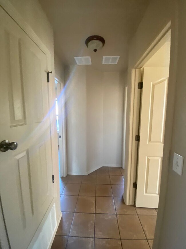 Building Photo - 4 Bedroom, 2 Bathroom House Available Now!