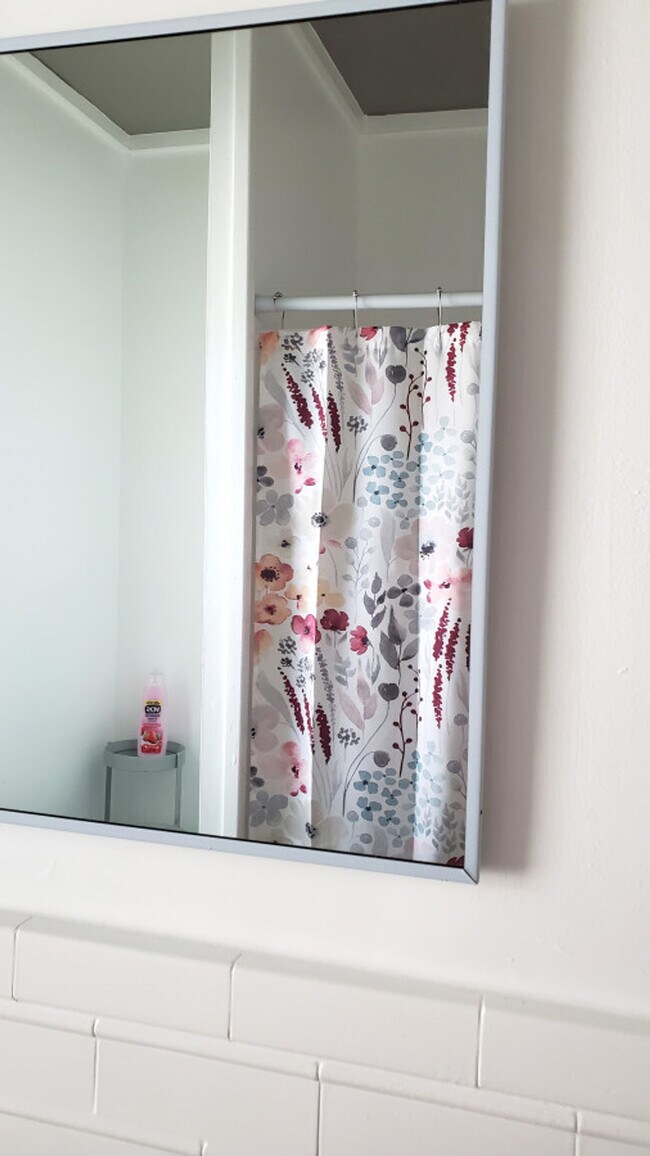 Building Photo - 1916 N Oliver Ave