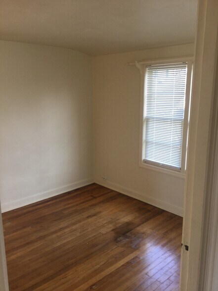 Building Photo - 1010 E 2nd St