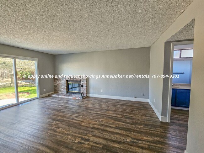 Building Photo - Newly Updated - New Appliances, Flooring, ...