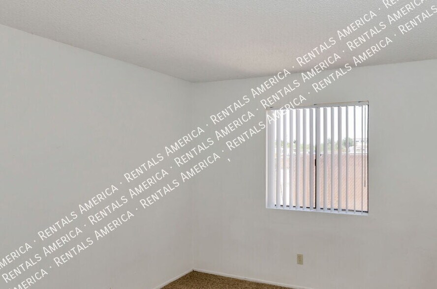 Building Photo - 1366 N Riverview Blvd