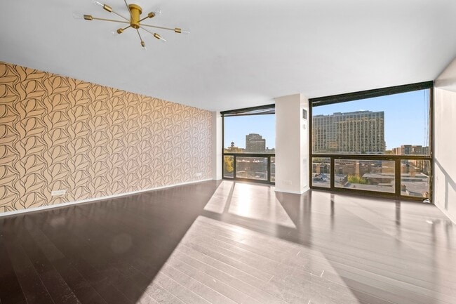 Building Photo - 4343 N Clarendon Ave