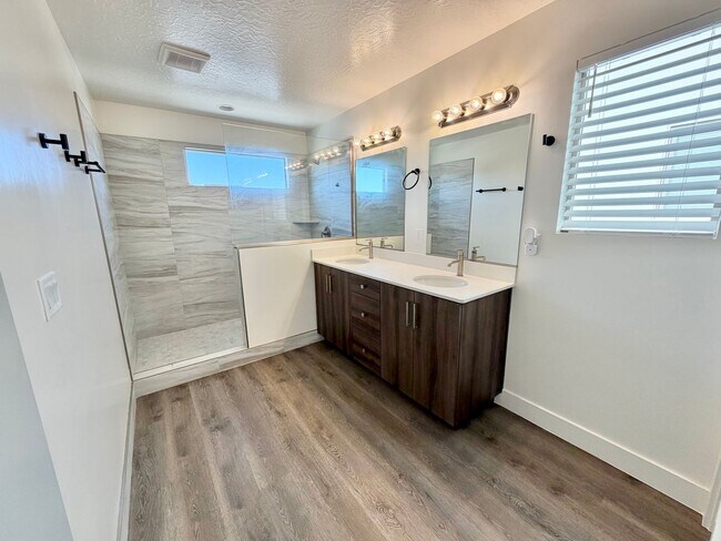 Building Photo - 2375 E Luciano Ln