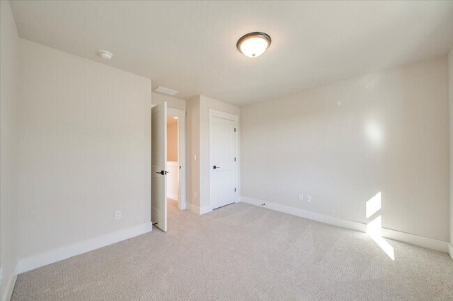 Building Photo - Luxury Townhome in the Heart of Eagle — 3 Beds + 3 Baths + Premium Amenities