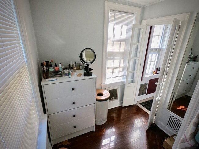 Building Photo - 9/1 Beautiful Hidden GEM. 2 Blocks from Wa...