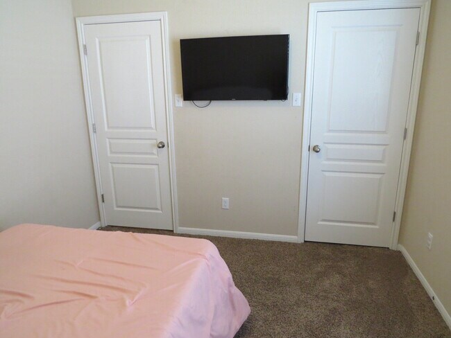 Building Photo - "Charming 4-Bed Oasis with Granite Touches...
