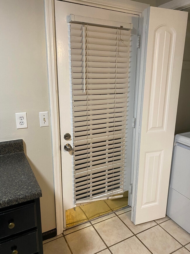 kitchen door to patio - 537 Chandler Plz