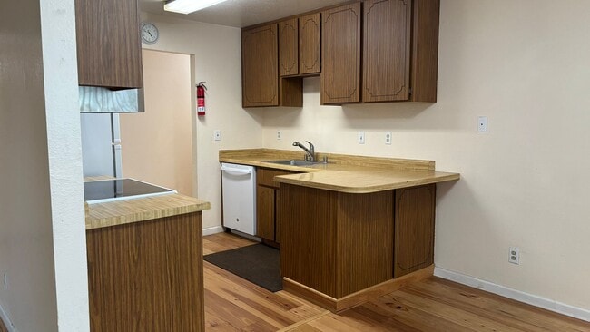 Building Photo - Spacious 3 bed/2 bath condo in Desirable Valley Crest