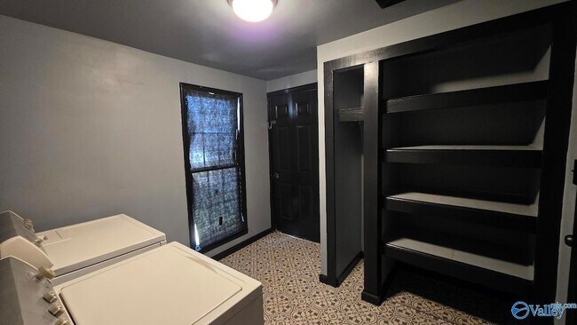 Building Photo - 713 W Washington St