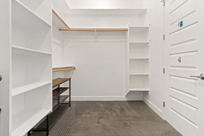 Building Photo - 4533 E Devonshire Ave