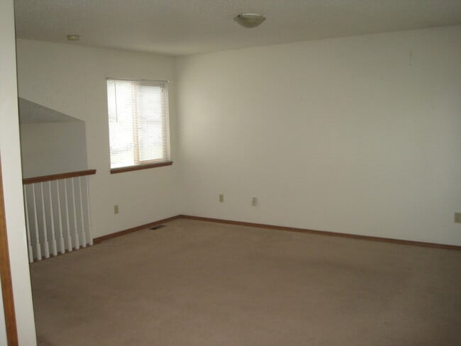 Building Photo - Near Ft Carson, 1342sf Bi-level, 3bd/2ba/2...