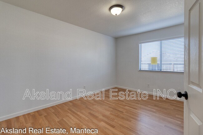 Building Photo - 15046 Cambridge Dr