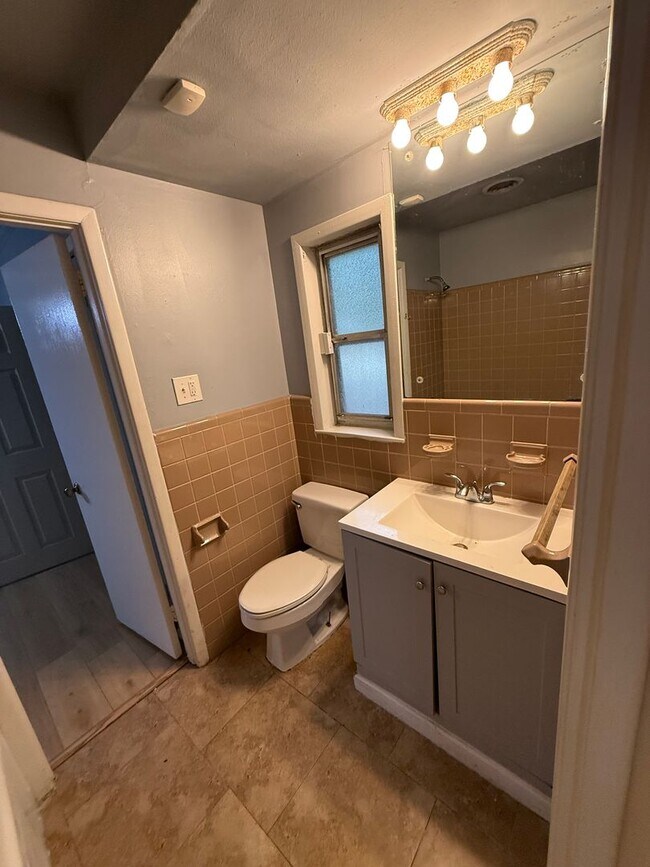 Building Photo - 714 8th Ave